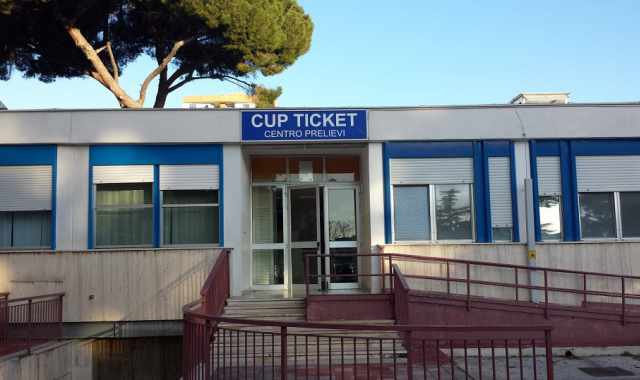 Bari, prenotare per telefono una visita al Policlinico? E' impossibile